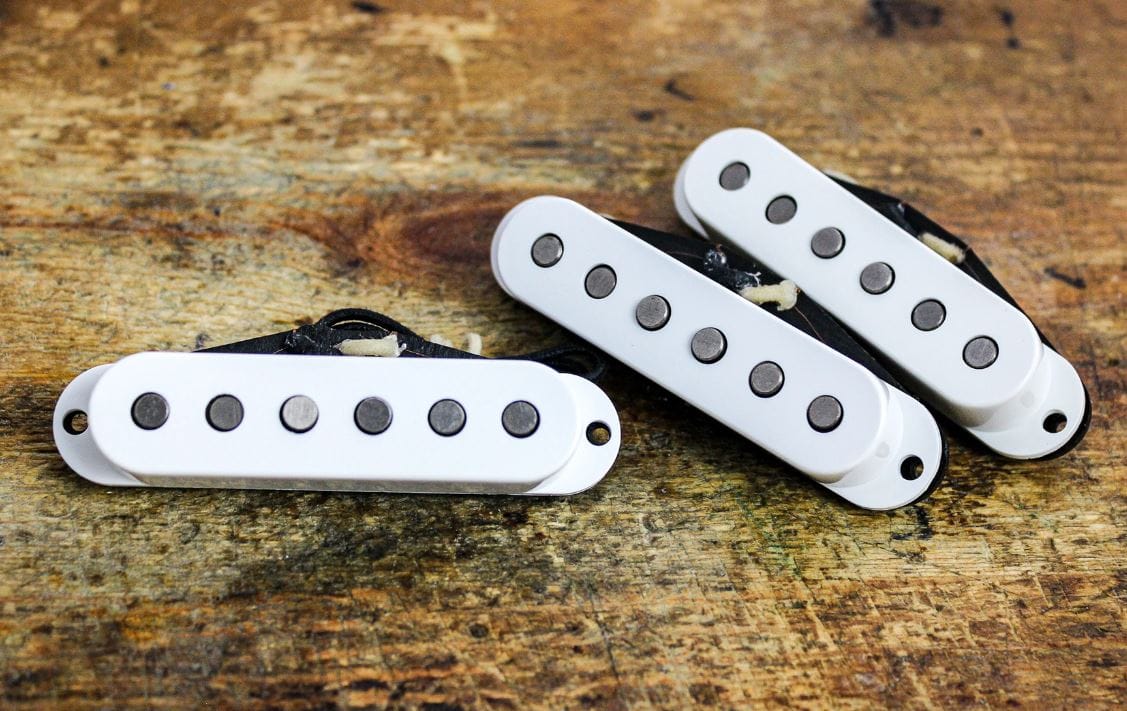 Monty's Pickups Monty*s 69 Stratocaster Pickup Set / Parchment / Bridge Baseplate tgt11