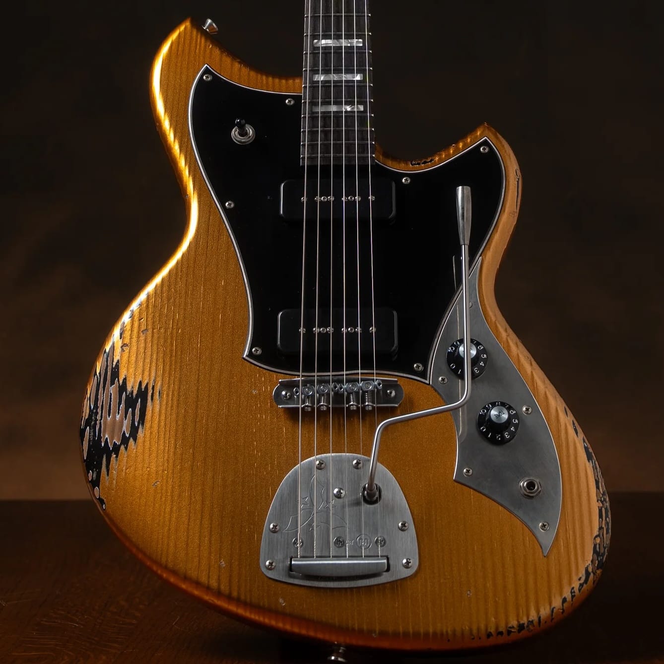 NOVO Guitars Elgitarr Novo Custom Serus J Aztec Gold Over Bull Black tgt11