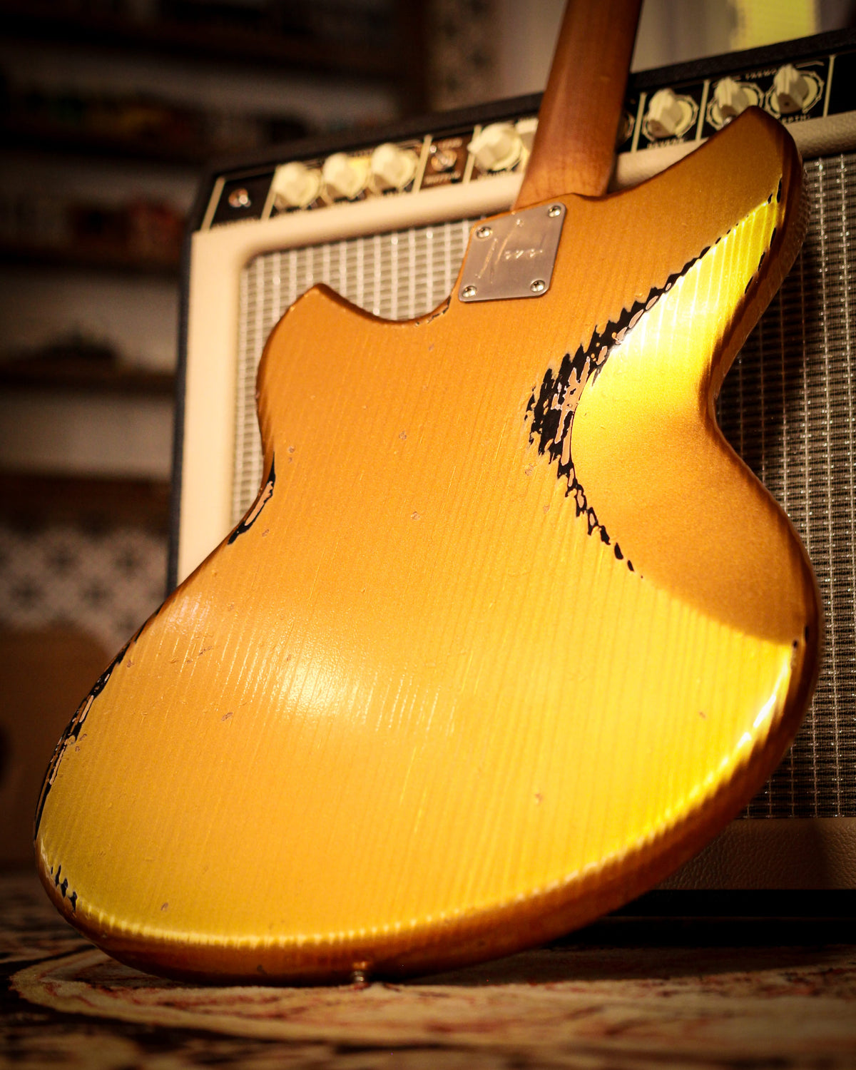 NOVO Guitars Elgitarr Novo Custom Serus J Aztec Gold Over Bull Black tgt11