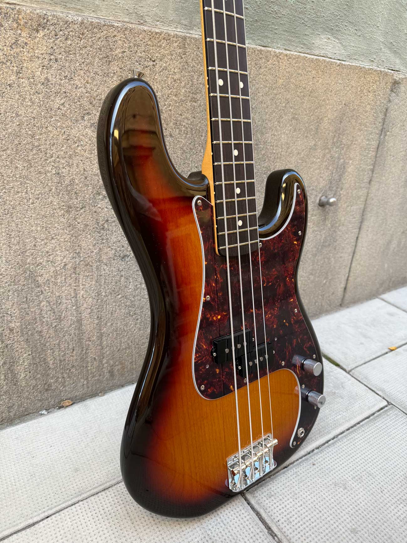 Tokai Elbas Tokai APB-101R 3-Tone Sunburst Electric Bass tgt11